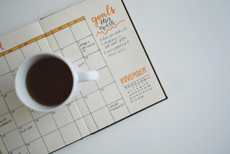 Calendrier ouvert sur un bureau, illustration de la planification d'un congé de naissance