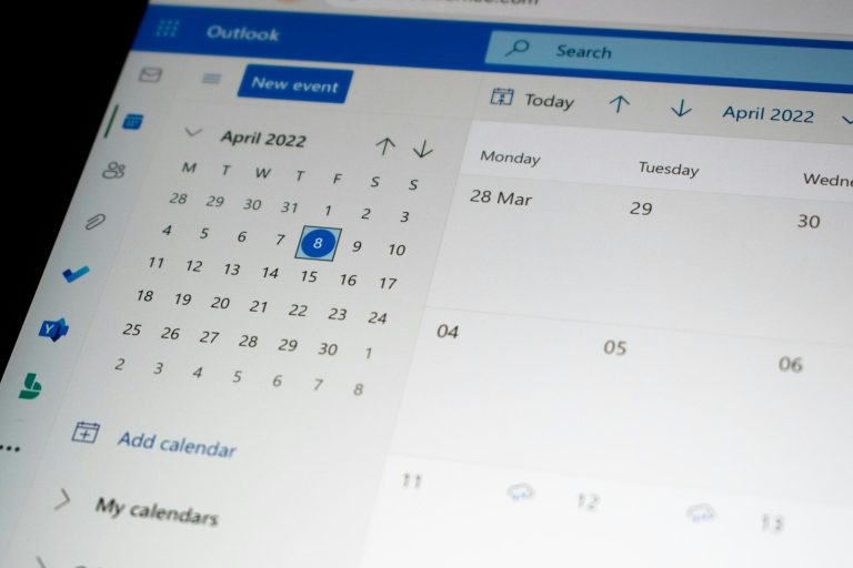 Calendrier sur écran d’ordinateur, illustration du suivi des temps de présence