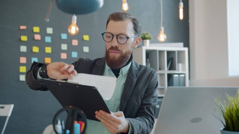 Documents et contrat de travail examines sur un bureau - illustration pointeuse et temps partiel