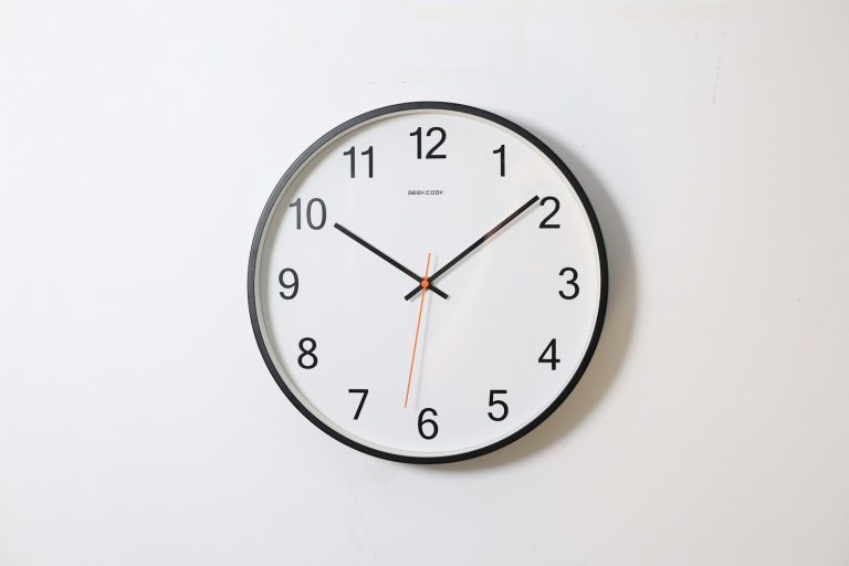 Horloge murale, symbole du decompte du temps de travail en entreprise