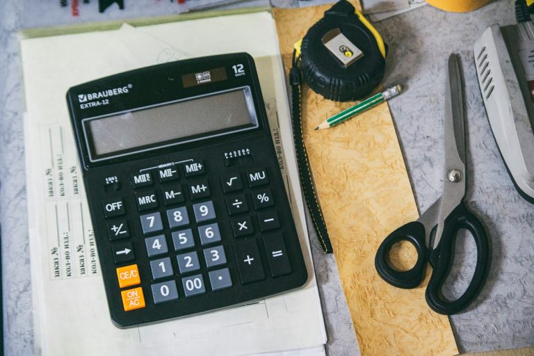 Bureau avec documents, calculatrice et fournitures : gestion des temps et conformité RGPD en PME