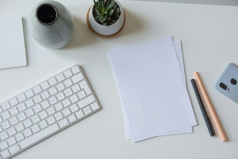 Documents administratifs posés sur un bureau à côté d'un clavier, illustrant la gestion des absences et des arrêts maladie en RH