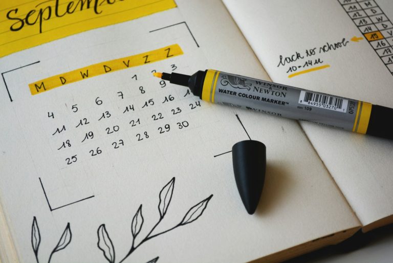 Calendrier mural illustrant le jour férié du 15 août et sa gestion en paie