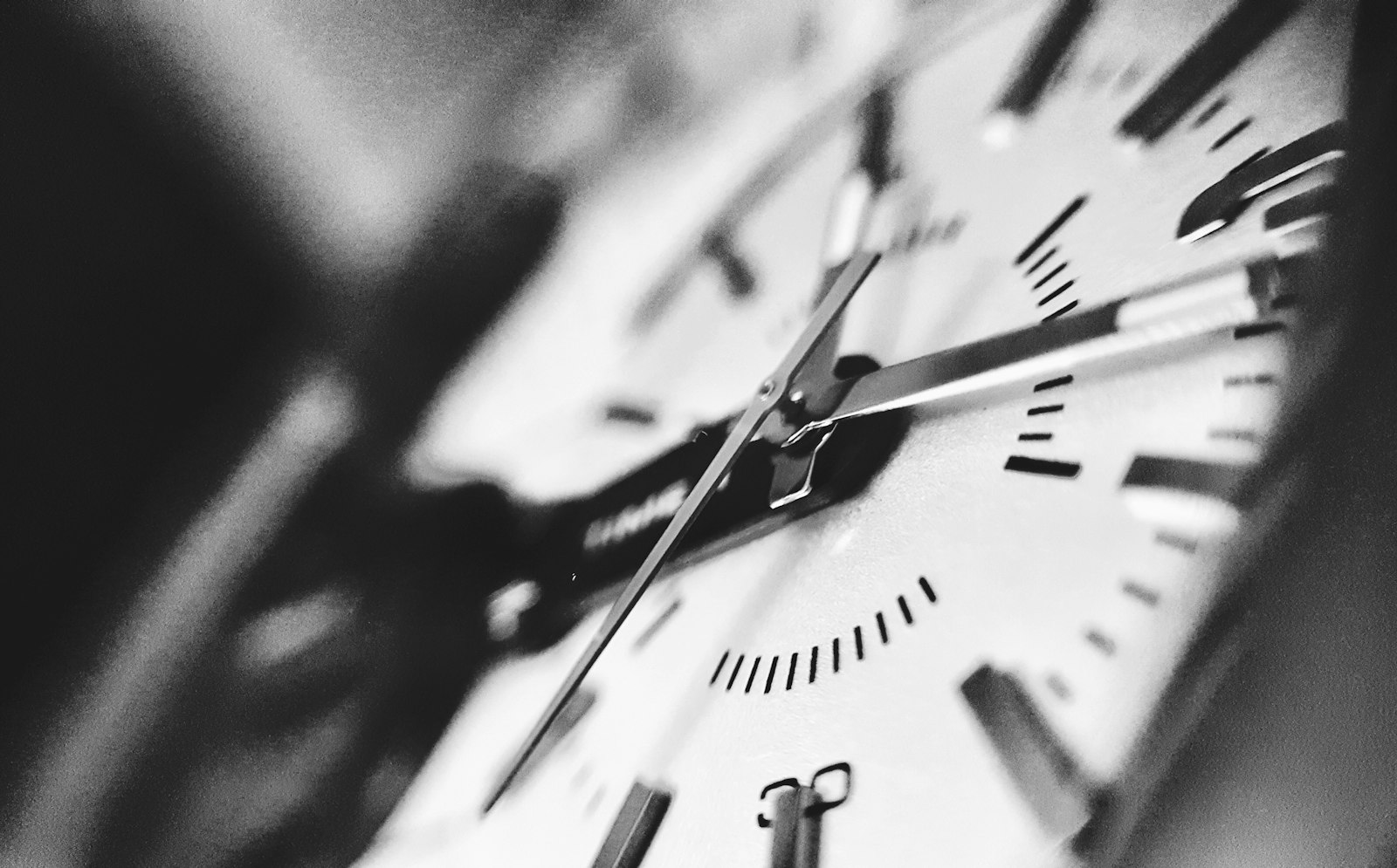 Gros plan sur le cadran d'une horloge, illustration du decompte du temps de travail en entreprise